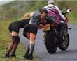 2 filles qui poussent une moto en panne... devinez qui est sur la moto?