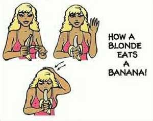 Comment une blonde mange une banane?